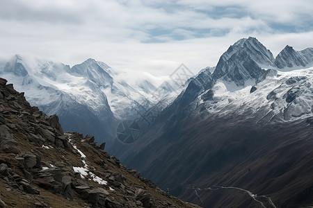 高耸的雪山图片