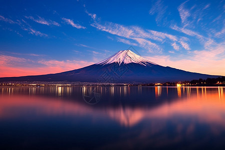 富士山下的城市背景图片
