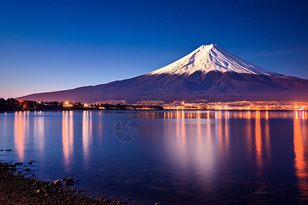 火山下的夜景图片