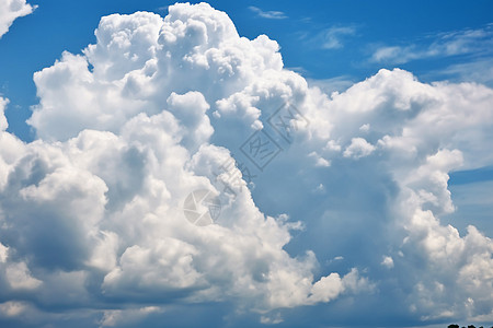 天空中的积雨云背景