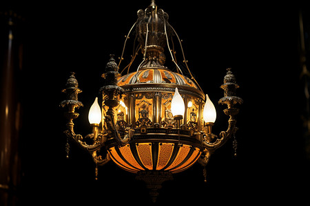 古老豪华的烛台灯图片