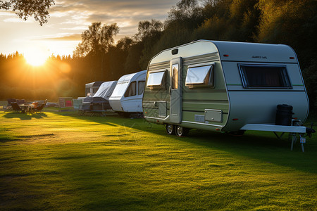 草坪上悠闲的露营房车图片