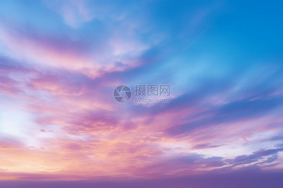 天空中紫色的晚霞图片