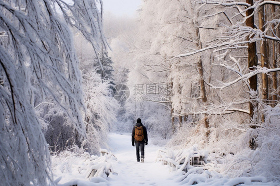 冬季的雪山徒步旅行图片