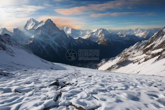 雄伟的冬天雪山景观图片