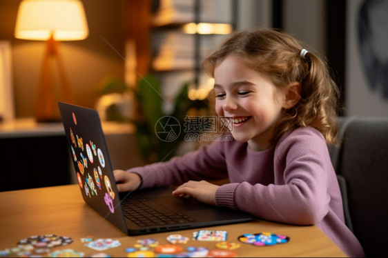 电脑前玩贴纸的女孩图片