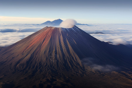 山间火山口的自然景观图片