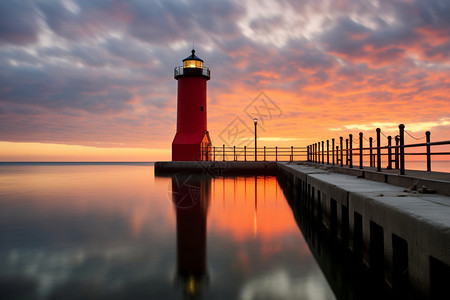 日落时海边孤独的灯塔图片