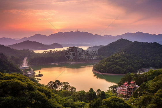 郁郁葱葱的森林湖泊景观图片