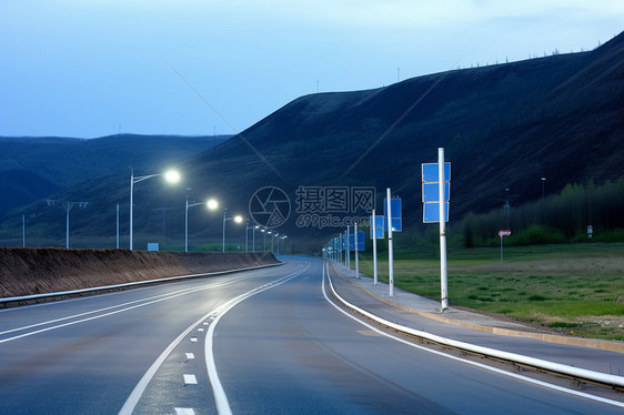 夜晚平坦的公路图片