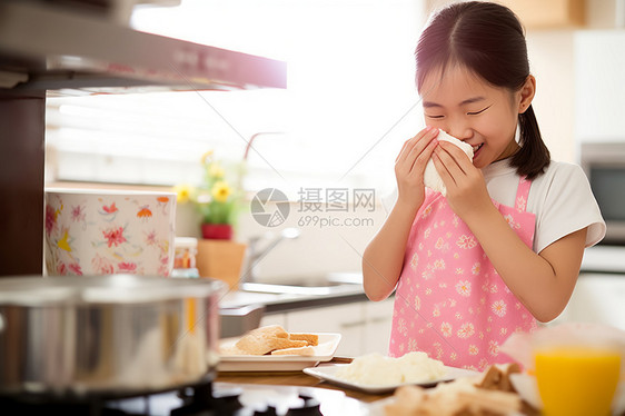 厨房打喷嚏的小女孩图片