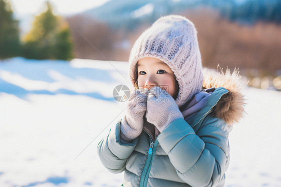 寒冷雪地上的女孩图片