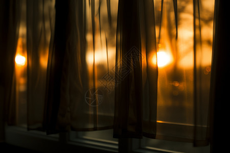 透过窗帘的落日图片