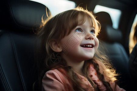 汽车内开心的小女孩背景图片