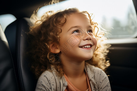 汽车内开心的小女孩图片