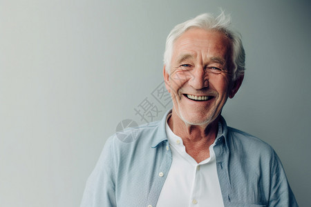 开朗的年长男性图片