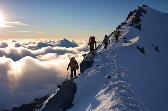 攀登雪山的团队图片