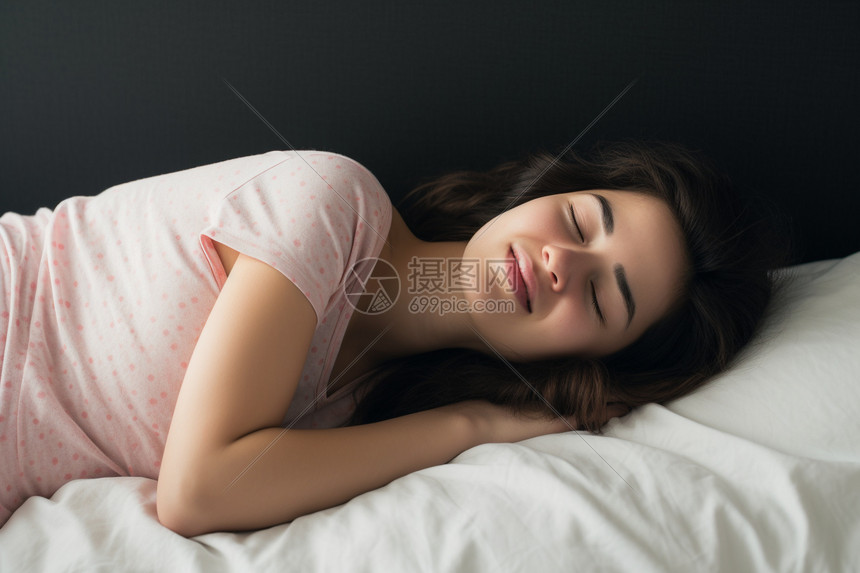 开心入睡的女人图片