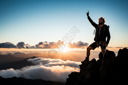 人攀登山素材山顶上举起手臂的人背景