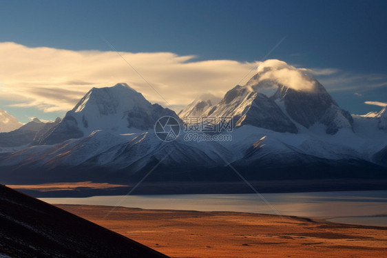 威武的户外山峰图片