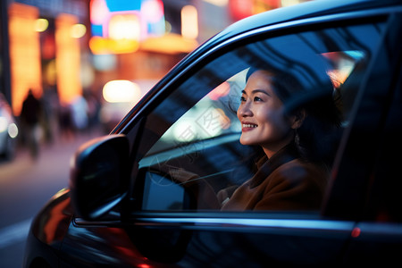 城市街道上汽车中的女子图片