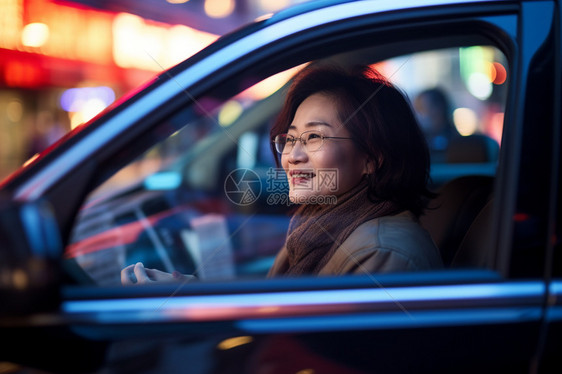 驾驶汽车的中年女人图片