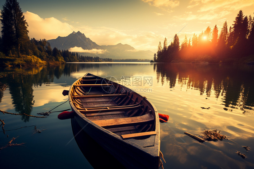 小船停在湖面上图片