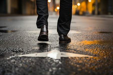 湿滑道路上行走的男人图片