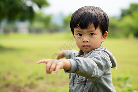 夏天公园中玩耍的小男孩图片