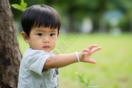 刚会走路的小男孩图片