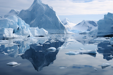 海洋上漂浮的融化冰川图片