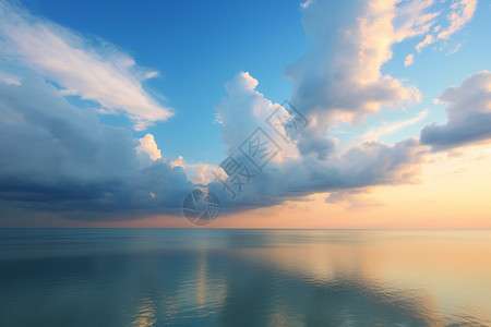 夏季日落海平面的美丽景观背景图片