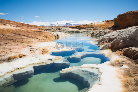 山脉中清澈的河流图片