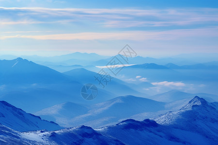 日出时雪山的美丽景观图片