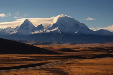 积雪的山峰图片