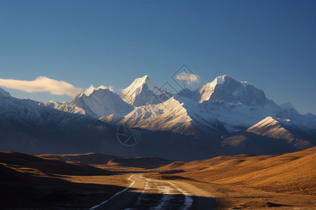 冰雪覆盖的山峰图片