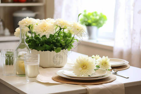 桌子上的白色花朵和盘子背景图片