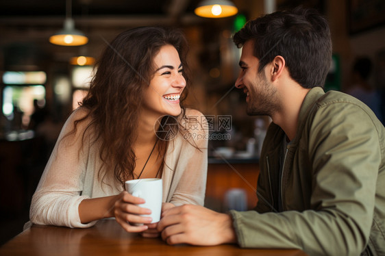 咖啡厅聊天的年轻男女图片