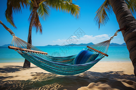 度假海滩上棕榈树下的吊床图片