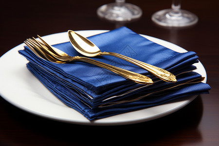 蓝色餐巾上的刀叉图片