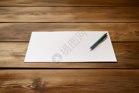 木桌上的白纸和钢笔图片