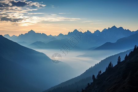 日出山间的美丽景观图片