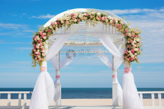 夏季沙滩上的浪漫婚礼场景图片