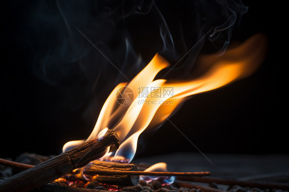 火把木材烧的焦黑图片