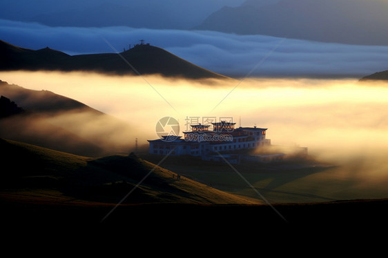 日出时大山深处的云海图片