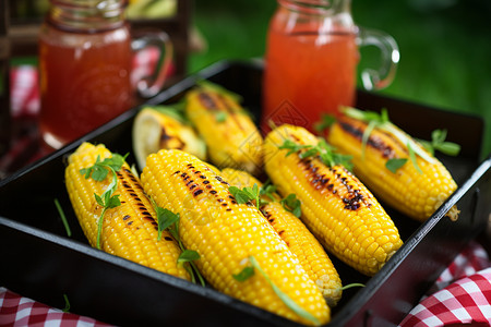 家庭野餐烤玉米图片