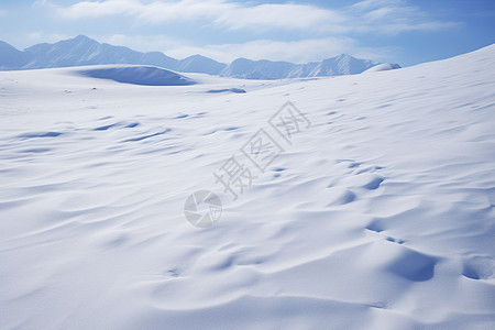 白雪覆盖着的雪地背景图片