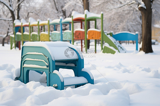 雪地里的游乐园图片