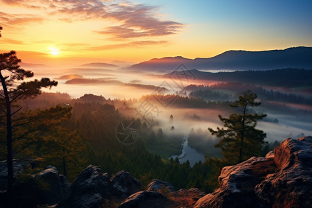 日出被迷雾笼罩的山间景观图片