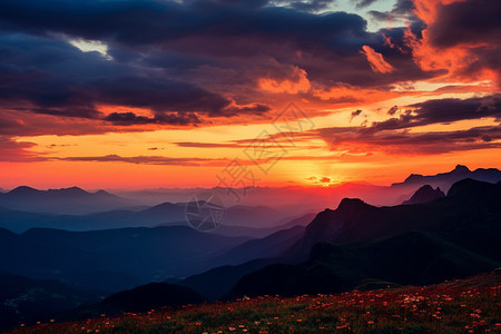 夏季山间的美丽景观图片